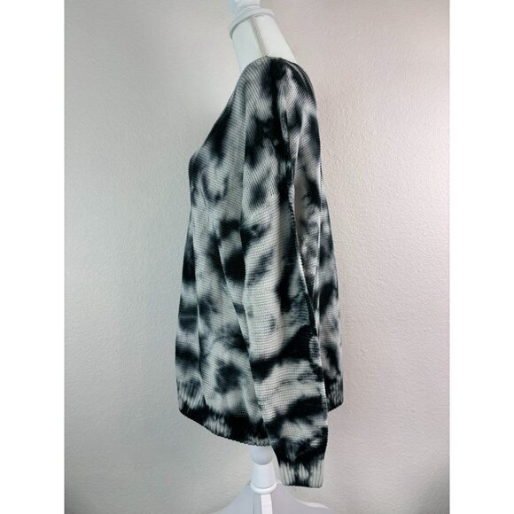 Torrid women's 1 1X black and white tie dye long sleeve v-neck sweater top - Picture 7 of 9